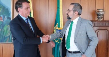 Artigo: Weintraub diz que “chegou o momento de desmascarar quem domina o Exército”