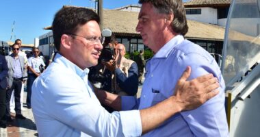 Artigo: Bolsonaro chega a Porto Seguro e é recebido por João Roma