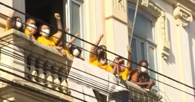 Artigo: Após liminar, professores são obrigados a deixar sede da Prefeitura de Feira de Santana