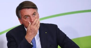 Artigo: Após ação do PT, Justiça determina retirada de outdoors de Bolsonaro em Simões Filho