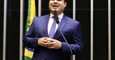 Artigo: Pregando independência, Cacá esteve alinhado ao governo Bolsonaro em 94% das votações