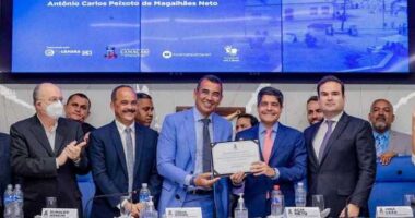 Artigo: ACM Neto recebe título de cidadão de Camaçari