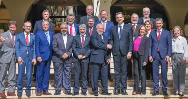 Artigo: Em encontro com presidente do Senado, Lula diz que sua campanha “não é da esquerda”