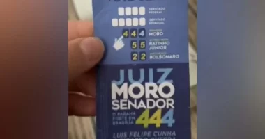 Artigo: Em “colinha”, Moro pede voto para Bolsonaro: “Vote certo”