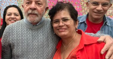 Artigo: Elisângela encontra Lula e entrega carta-compromisso