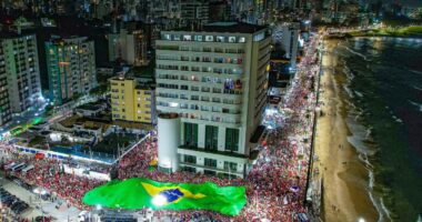 Artigo: Lula reúne multidão de 100 mil em Salvador durante caminhada, diz PT