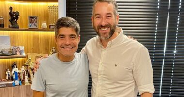 Artigo: ACM Neto evita férias e atende aliados em Salvador