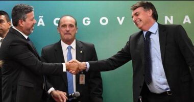 Artigo: Lira concede aposentadoria de mais de R$ 30 mil a Bolsonaro