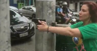 Artigo: PF apreende armas da deputada bolsonarista Carla Zambelli