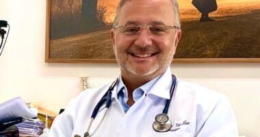 Artigo: Ex-secretário de Saúde, Fábio Vilas-Boas volta a atender como médico em Salvador