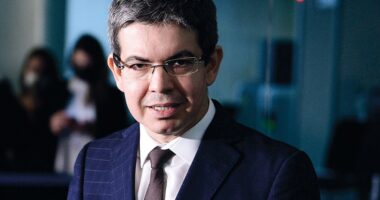 Artigo: Fora do Rede, Randolfe Rodrigues é sondado por PT e MDB