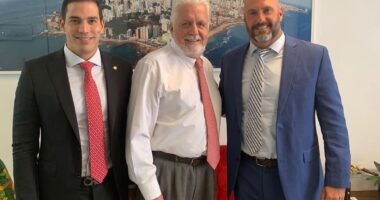 Artigo: Deputado se reúne com Wagner para pedir retomada de obras do Parque Eólico de Canudos 