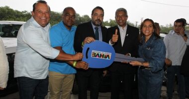 Artigo: Jerônimo desmobiliza oposição e posa aos risos com líder em evento