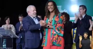 Artigo: Ministério insinua que ministra andou sem capacete devido às regras do tráfico