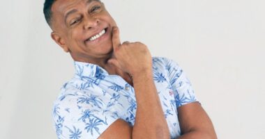 Artigo: Pela primeira vez em Stella Maris, Renato Piaba estreia hoje o projeto “Quarta do Humor, na Laje”.