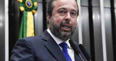 Artigo: Coluna: comissão pede presença de ministro após apagão