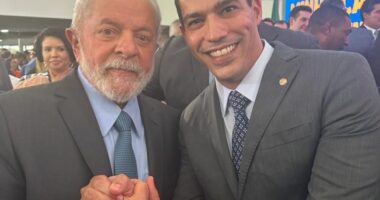 Artigo: Gabriel Nunes participa de cerimônia do MCMV com Lula; bases do deputado são contempladas pelo programa