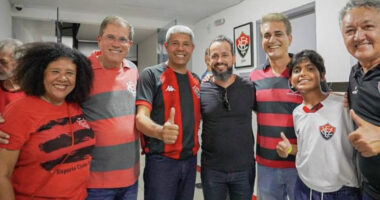 Artigo: Aliado de ACM Neto curte jogo do Vitória com Jerônimo e tira várias fotos