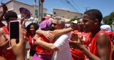 Artigo: Caetano reúne multidão de apoiadores na Lavagem de Arembepe
