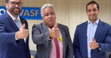 Artigo: Prefeito baiano do PT agradece a Marcinho e Elmar por retroescavadeira