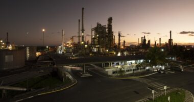 Artigo: Caso das joias de Bolsonaro levanta suspeita sobre privatização de refinaria baiana