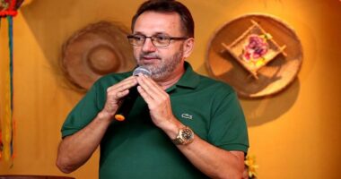 Artigo: Prefeito faz contrato milionário para o município no São João