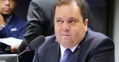 Artigo: Elmar é citado pela Folha por turbinar prefeitura do irmão com emendas pix