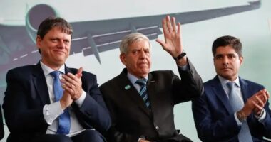 Artigo: ACM Neto se divide entre vice de Tarcísio e candidatura ao governo