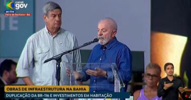 Artigo: Em Feira, Lula pede que população pare vaias em discurso de Colbert Martins