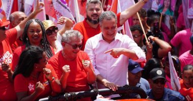 Artigo: Ao lado de Rui Costa, Caetano reúne 30 mil apoiadores em Mega Caminhada em Camaçari