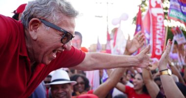 Artigo: 30 mil pessoas na rua: clima de mudança toma conta da histórica caminhada de Caetano