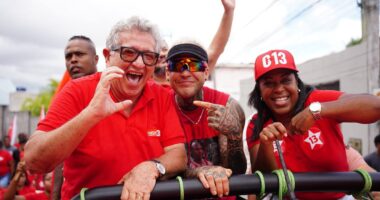 Artigo: Camaçari: ao lado de Kannário, Caetano reúne mais de 3 mil carros em mega carreata