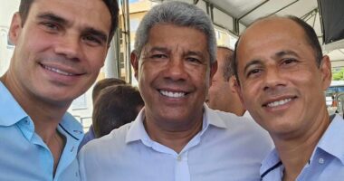 Artigo: Prefeito posa ao lado de Jerônimo e confirma saída de grupo de ACM Neto