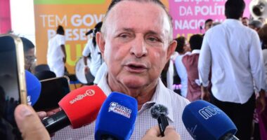 Artigo: Reeleito, Adolfo Menezes faz discurso após vitória na Alba