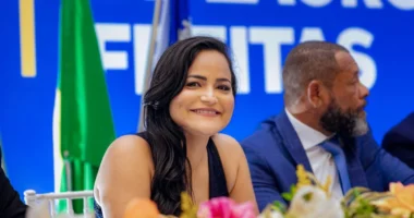 Artigo: Ministério Público exige esclarecimentos de Débora Regis sobre salários não pagos de dezembro