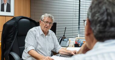 Artigo: Caetano cumpre compromisso de campanha e paga salário dos servidores no último dia útil do mês, como a categoria queria