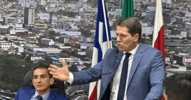 Artigo: Zé Cocá critica governador e transfere responsabilidades durante posse em Jequié