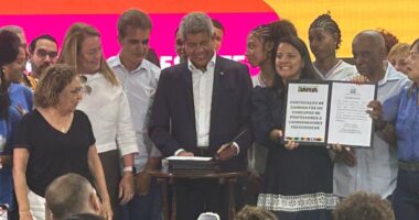 Artigo: Jerônimo anuncia contratação de 8.825 profissionais da educação