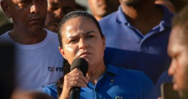 Artigo: Cada vez mais isolada, Débora Regis manda recado: “Caiam fora”