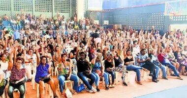 Artigo: Servidores votam e suspendem greve dos professores em Salvador