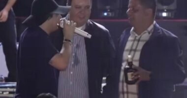 Artigo: Elmar e prefeito do União Brasil aparecem bebendo em palco de show no interior