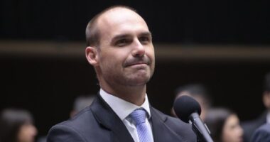 Artigo: Após o pai, Eduardo Bolsonaro pode ser o próximo sofrer operação da PF, diz site