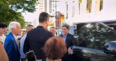 Artigo: Milionário, ACM Neto chega a Itabuna em carro avaliado em R$ 1,2 milhão