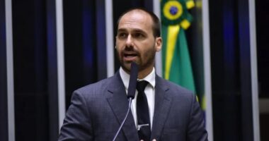 Artigo: Recado de Hugo Motta põe em risco mandato de Eduardo Bolsonaro na Câmara