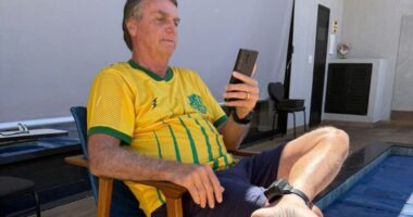 Artigo: A pedido de advogados, Flávio apaga vídeo de Bolsonaro das redes sociais