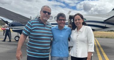 Artigo: De avião, ACM Neto é recebido por ex-prefeito em Jacobina