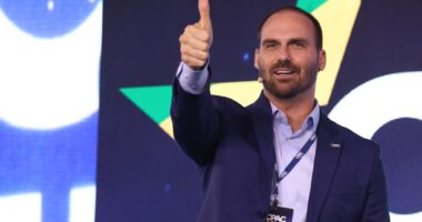 Artigo: Nos Estados Unidos, Eduardo Bolsonaro diz que será candidato a presidente em 26