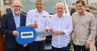 Artigo: Zé Ronaldo volta a receber e posa sorridente ao lado de Jerônimo em Feira