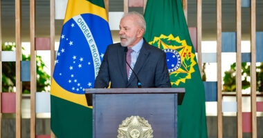 Artigo: Lula anuncia que vai disputar quarto mandato em 2026