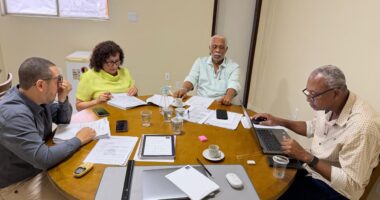 Artigo: Prefeito Antônio Calmon garante pagamento das bolsas estudantis e discute planejamento financeiro para 2026